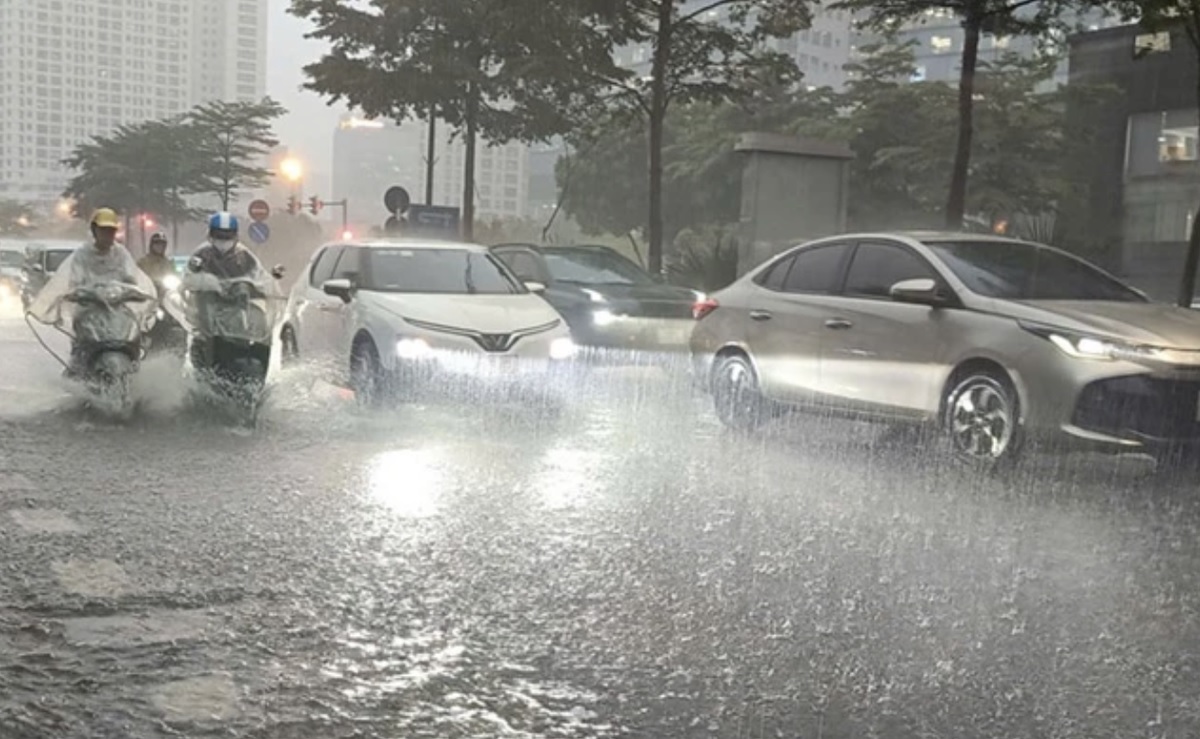 Hình ảnh mưa kèm dông sét tại Hà Nội