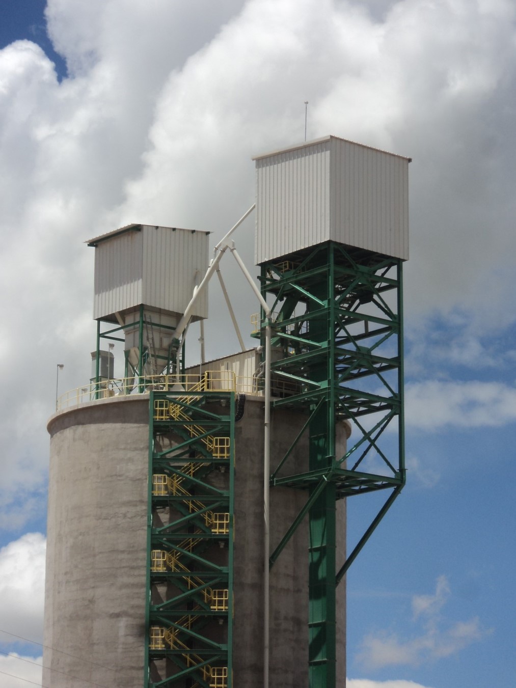 Thi-cong-chong-set-thap-nhiet-dien-nha-may