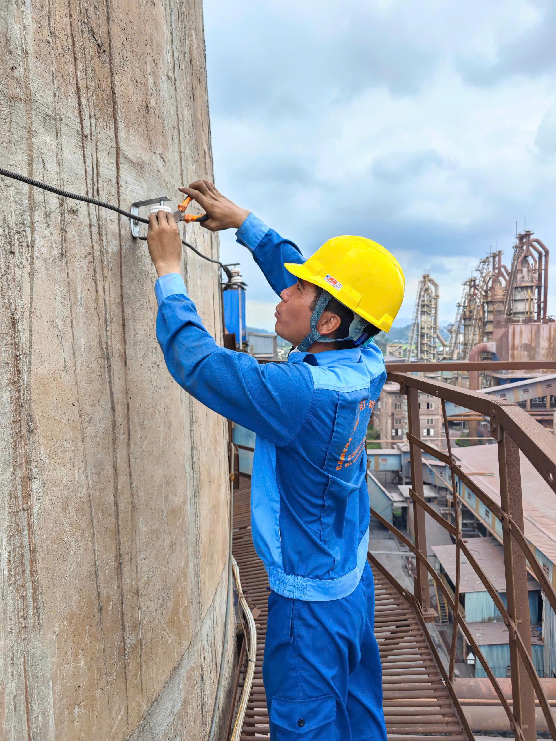 ỹ thuật viên của Tân Tiến đang trực tiếp thi công hệ thống chống sét tại công trình