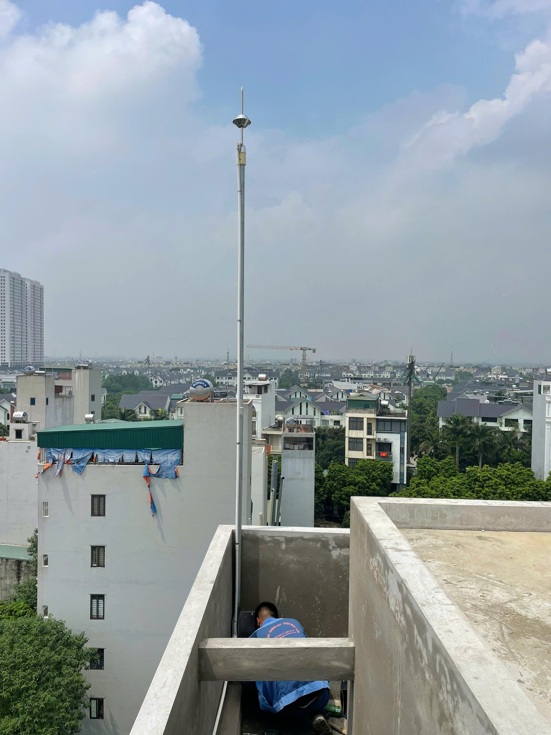 Kỹ thuật viên Tân Tiến thực hiện lắp đặt kim thu sét và cột đỡ